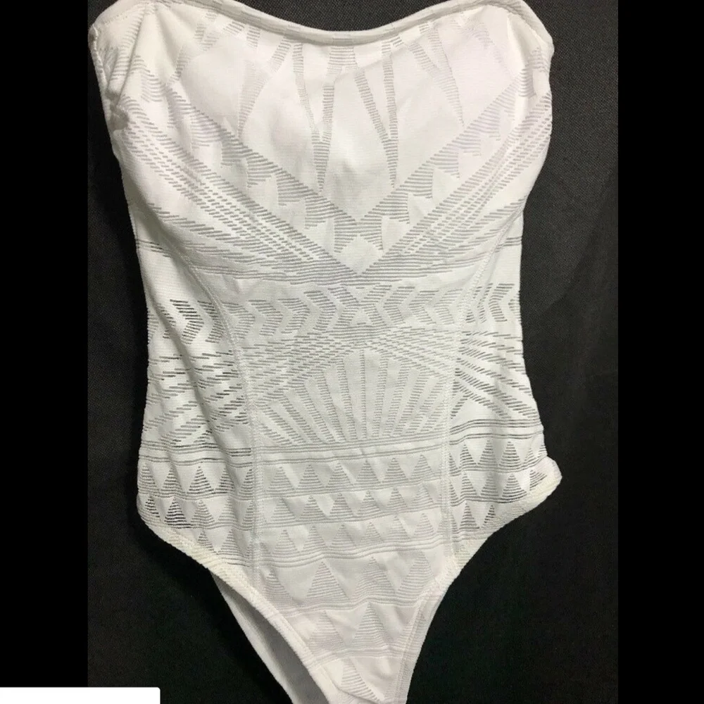 NEW‎ Kenneth Cole New York Deco The Distance One-Piece Swimsuit [SZ Small ]